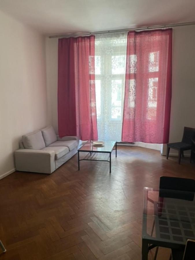 Large 3 Bedroom Family With Balcony *