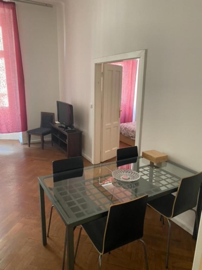 Large 3 Bedroom Family With Balcony Lägenhet