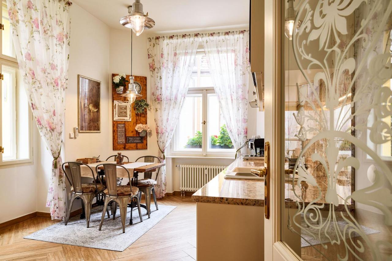Lägenhet Pragueone Apartment,a/c,terrace Prag