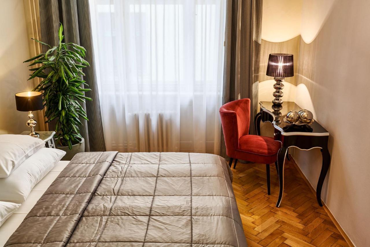 Lägenhet Pragueone Apartment,a/c,terrace