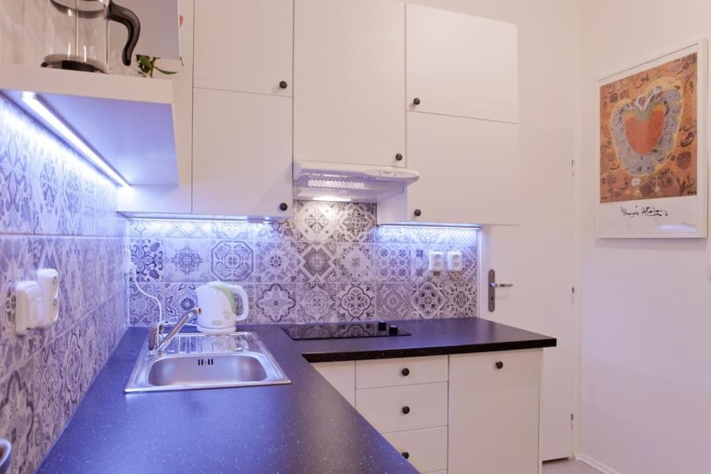 Center With Fireplace Apartment *