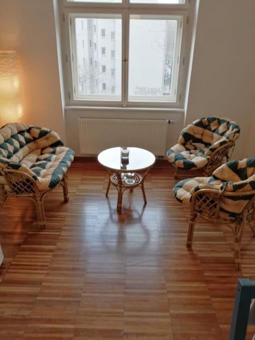 2 Bedrooms Close Vysehrad - Congress Centrum Lägenhet Prag