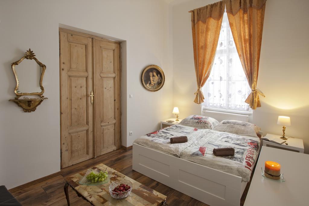 Empire Apartment *