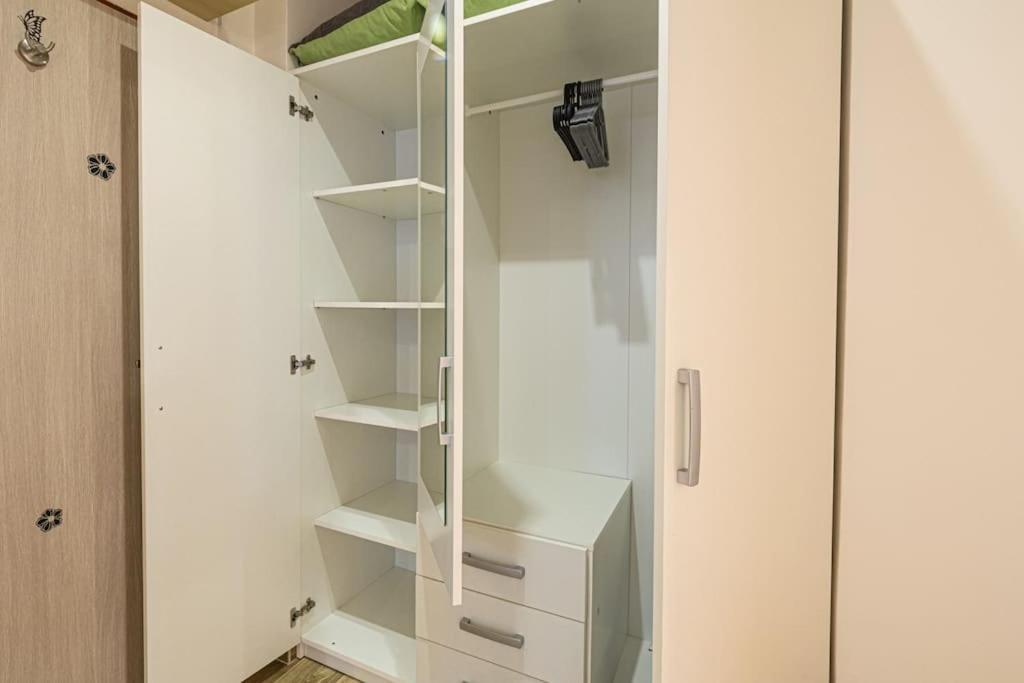 Cozy Basement Flat, Skyshowtime, 3 Minutes To Center Apartmán *