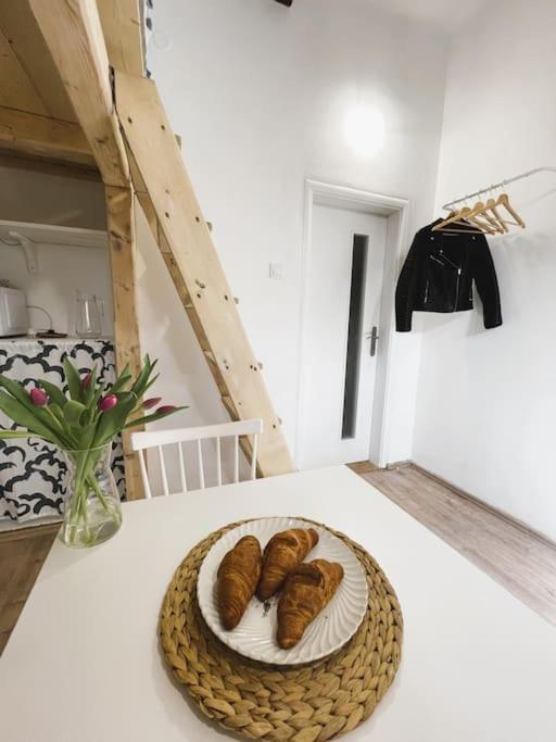 Flat White Flat Apartment