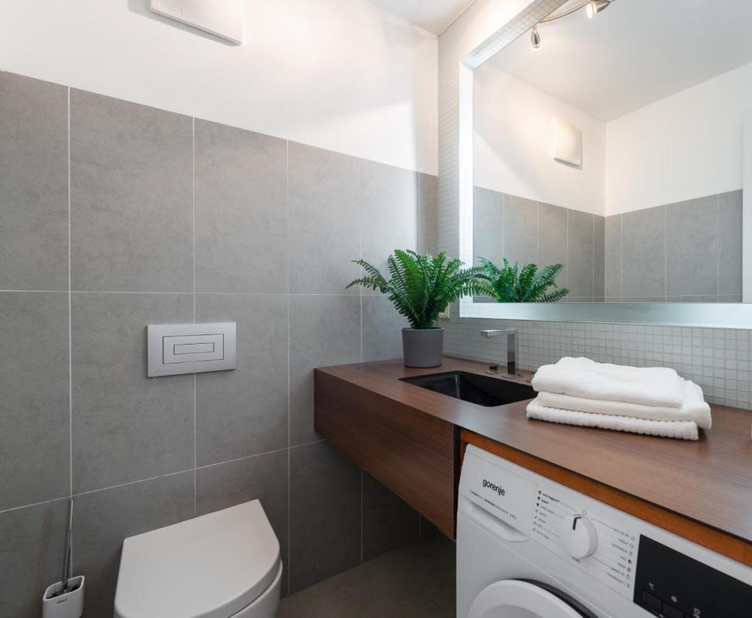 Apartment With Balcony And Parking Near The Museum Prag