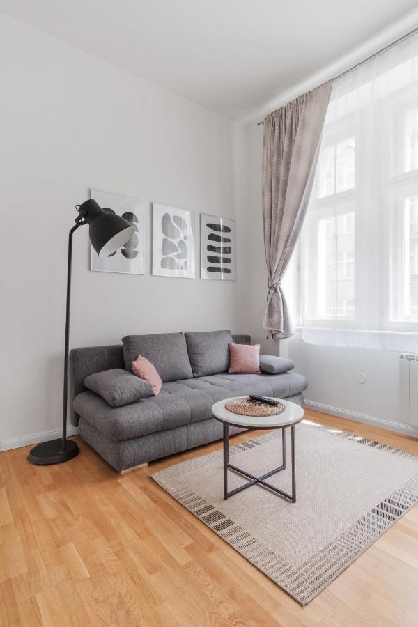 Apartment Luminous For 2 Near Wenceslas Square By Days Prag