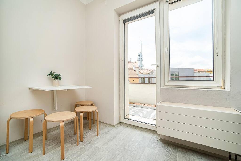 Bright 2 Bed With Big Terrace By Tram * Praha