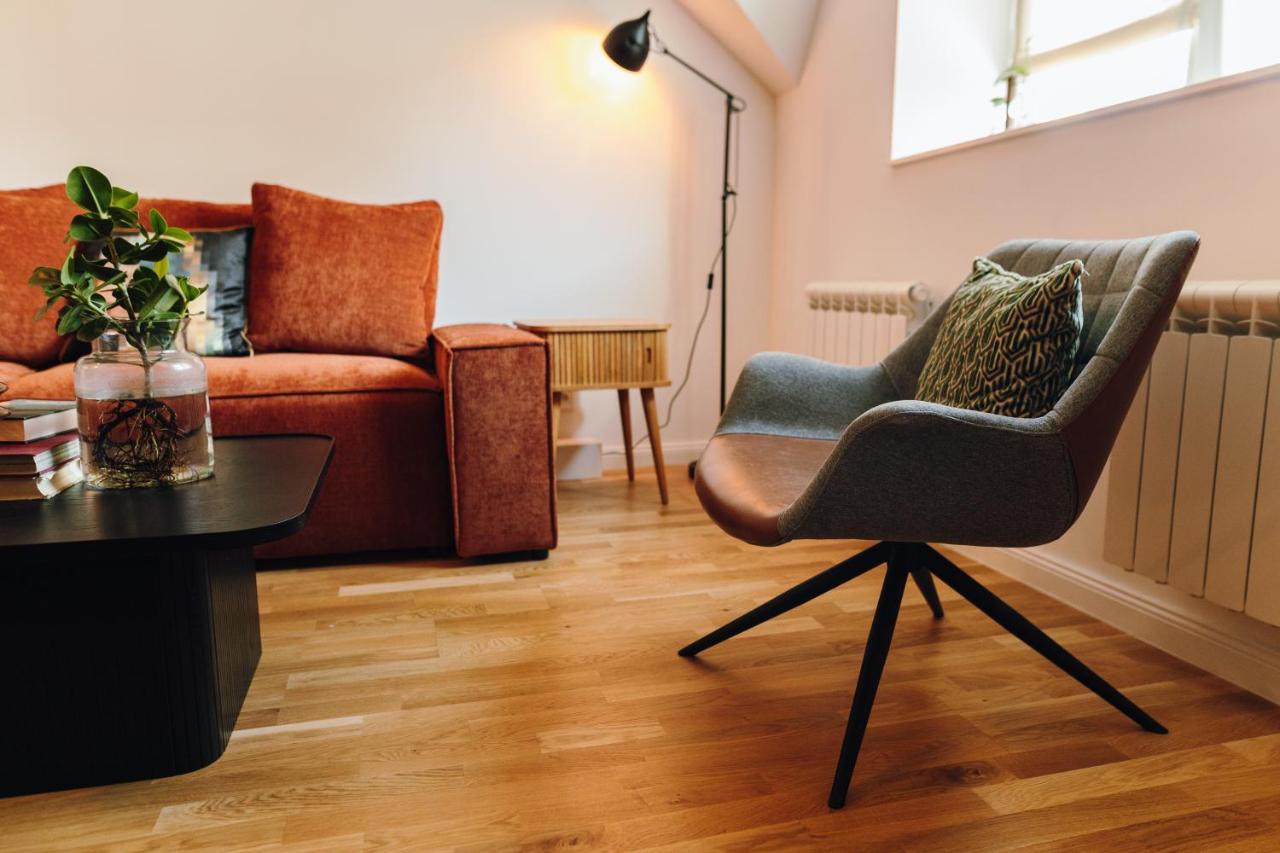 Modern Mezzanine At Jecna St Apartment