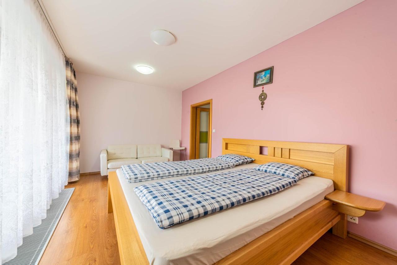 Krasne Ubytovani S Balkonem Lägenhet