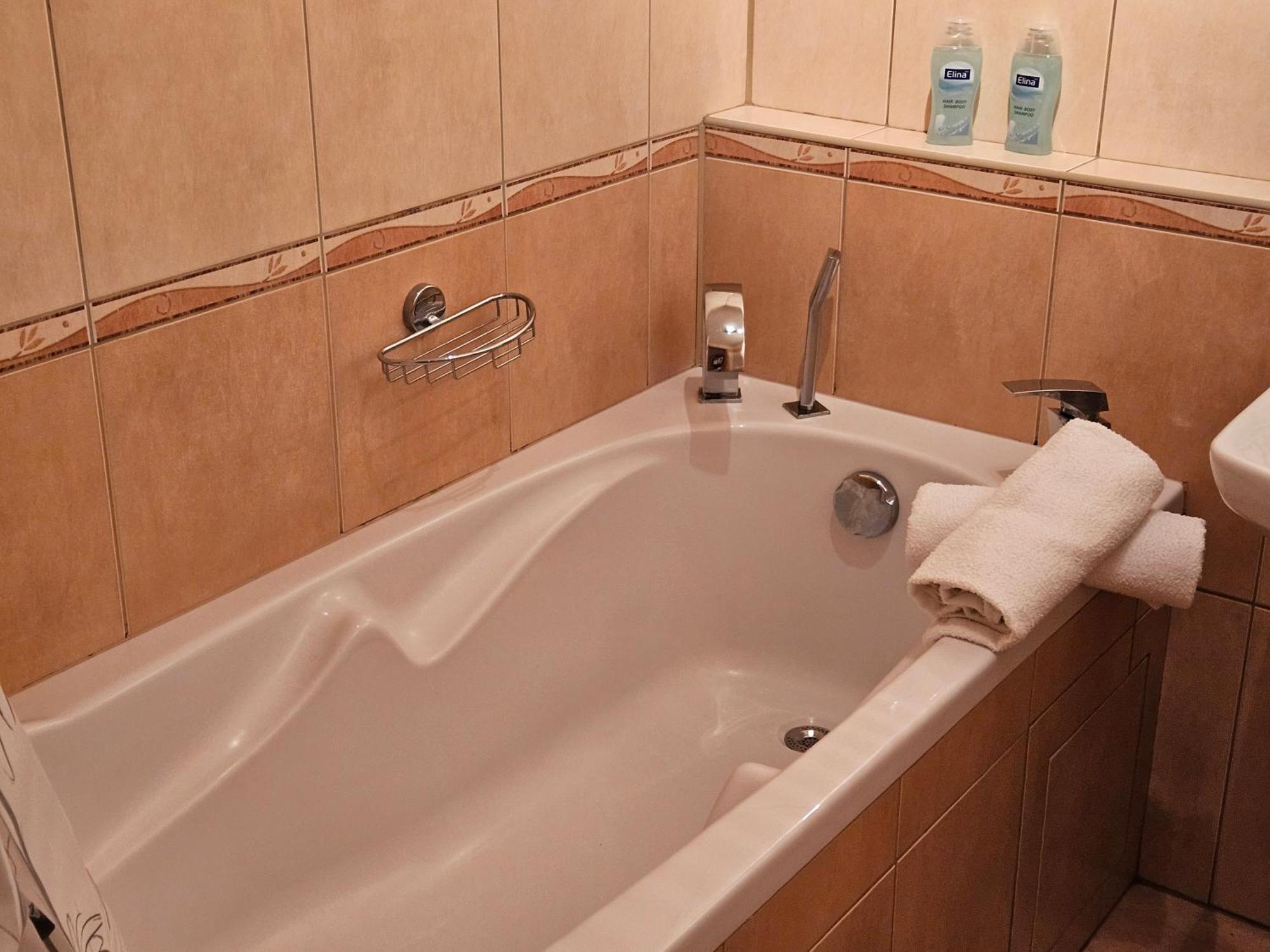 Family For 6, 10mins To Centre, Free Parking, Quiet Location, New Furniture, Balcony Apartmán Praha