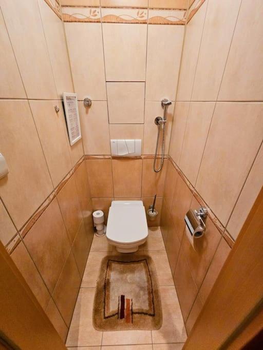 Apartmán Family For 6, 10mins To Centre, Free Parking, Quiet Location, New Furniture, Balcony