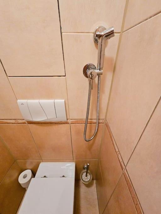 Family For 6, 10mins To Centre, Free Parking, Quiet Location, New Furniture, Balcony *