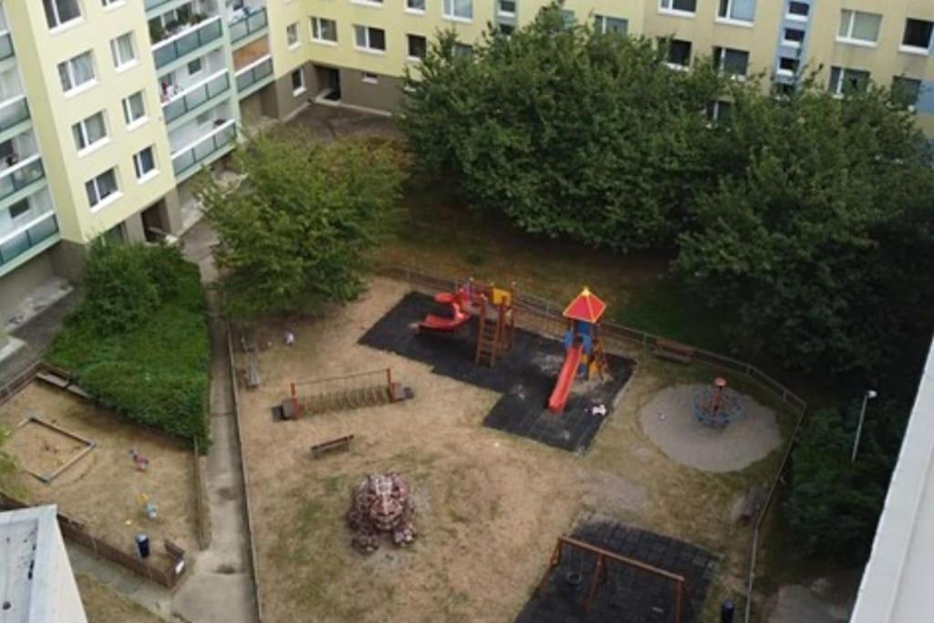 Family For 6, 10mins To Centre, Free Parking, Quiet Location, New Furniture, Balcony Apartmán