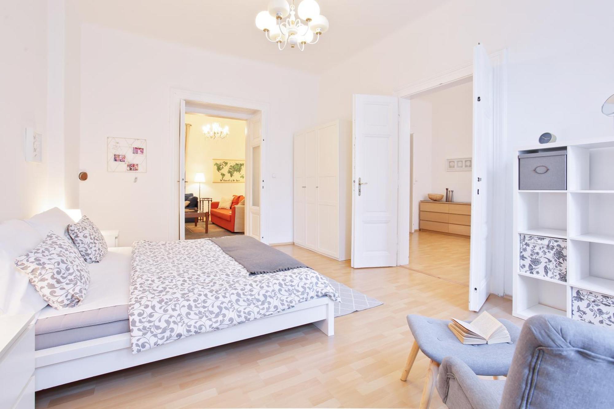 Beautiful And Spacious Wenceslas Square Apartment *