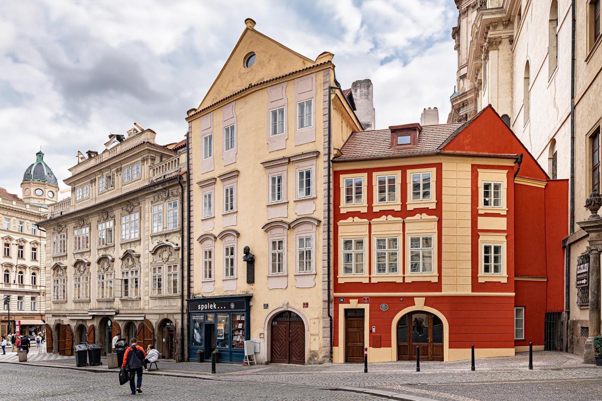Beautifully Renovated At Lesser Town Lägenhet