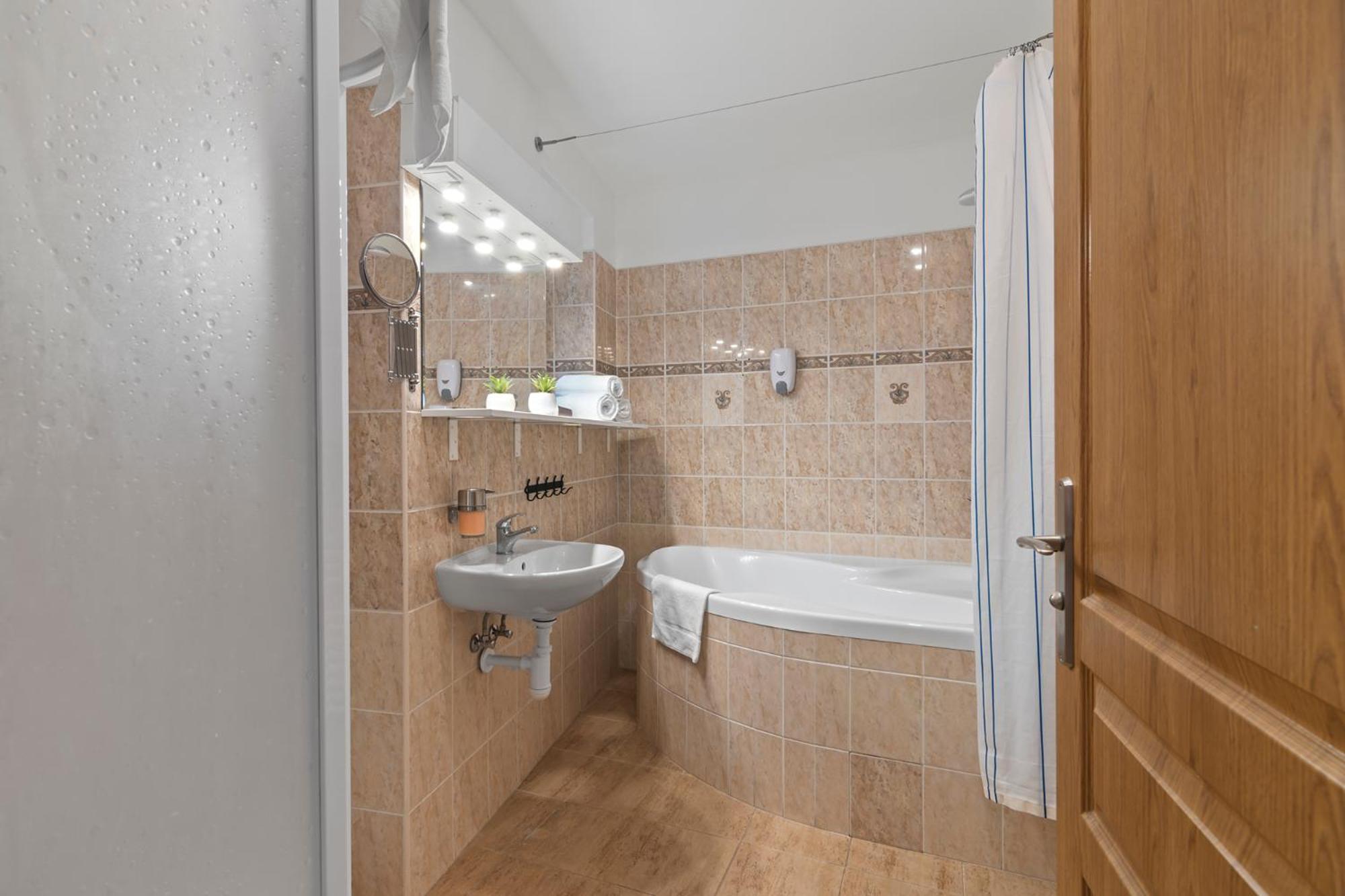 Vintage Apts In Heart Of By Michal&friends