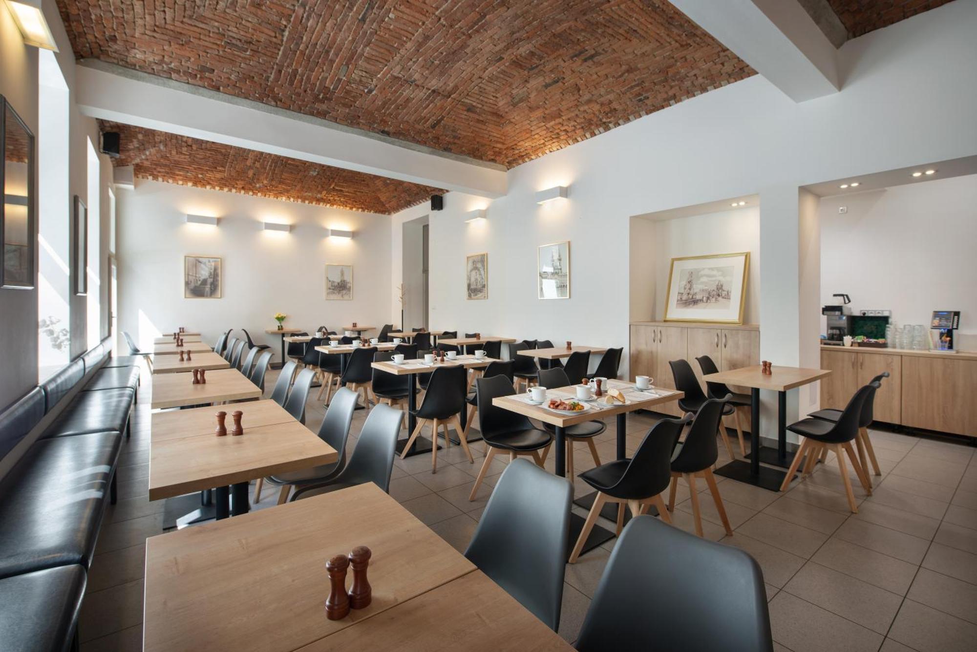 Season Three Stars Hotell Prag