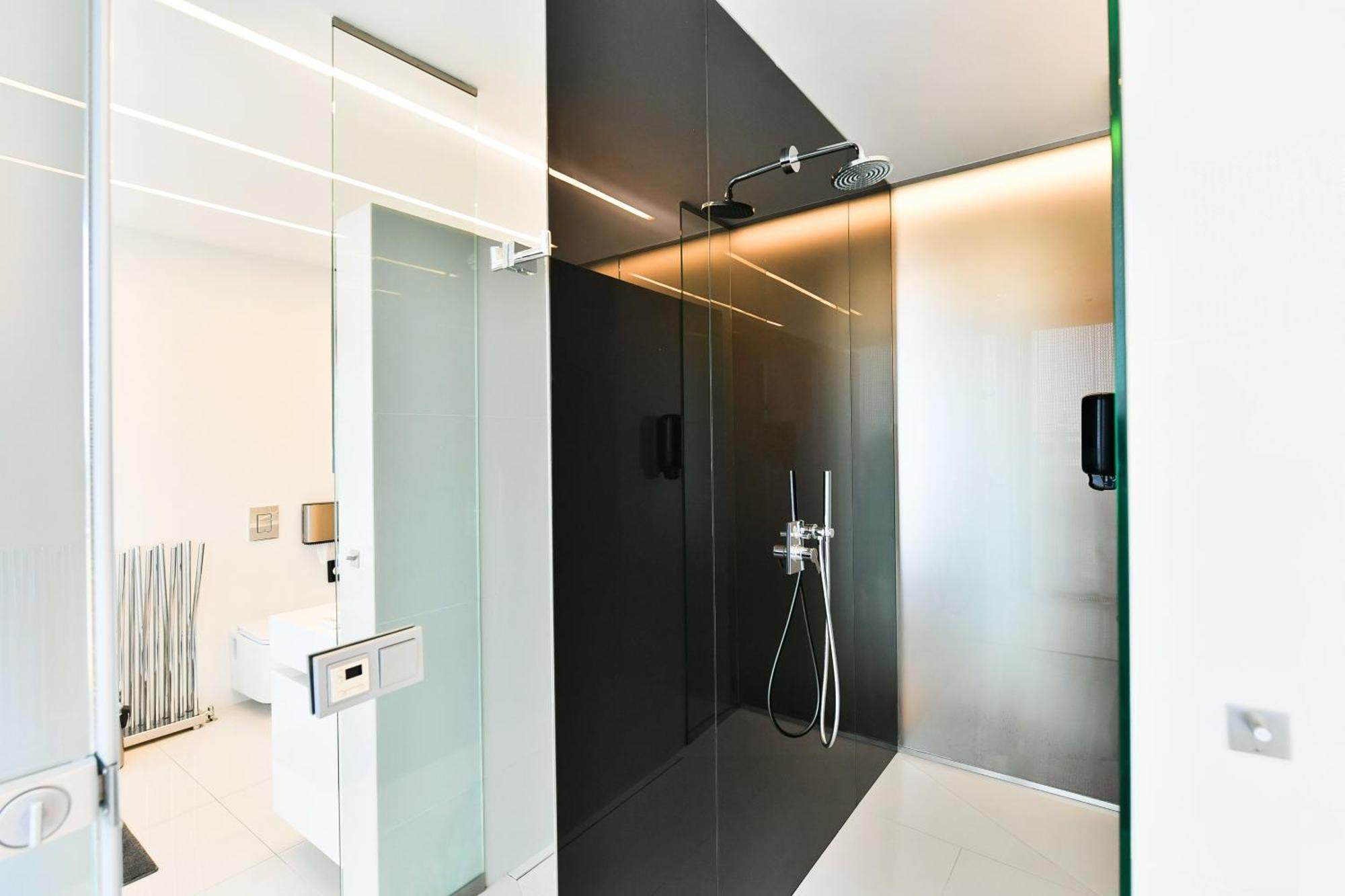 Presidential Penthouse, 303m2, Jacuzzi On Terrace, Sauna, 6bdrm, 4bthrm, Ac, Lift Apartment