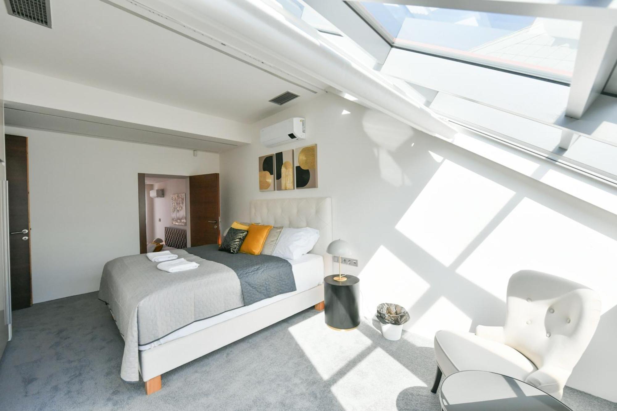 Presidential Penthouse, 303m2, Jacuzzi On Terrace, Sauna, 6bdrm, 4bthrm, Ac, Lift Apartment