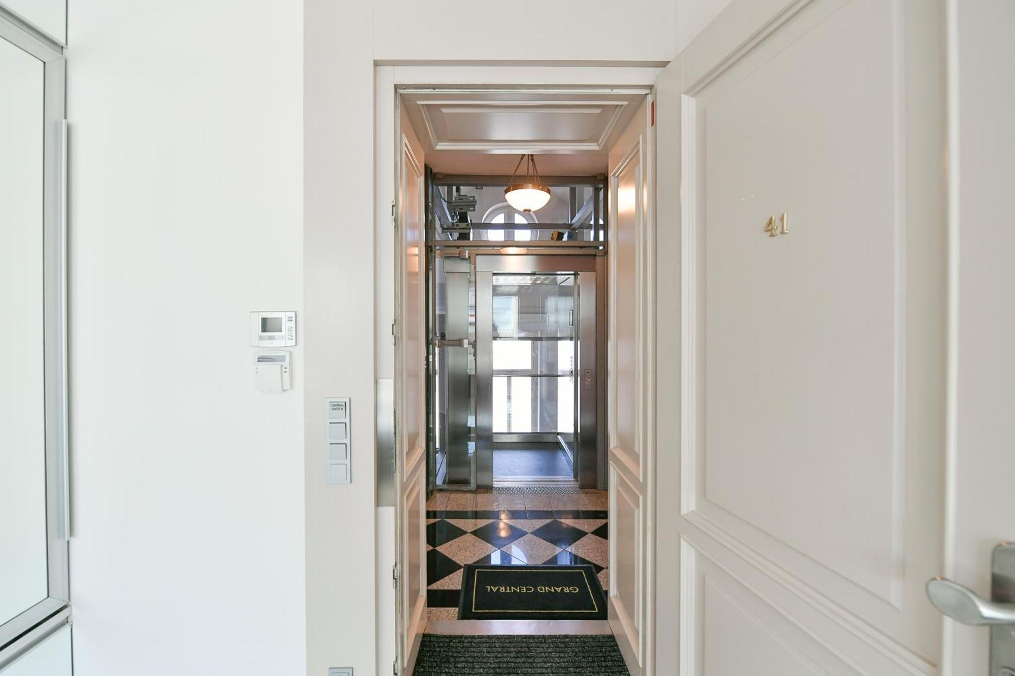 Apartment Presidential Penthouse, 303m2, Jacuzzi On Terrace, Sauna, 6bdrm, 4bthrm, Ac, Lift *