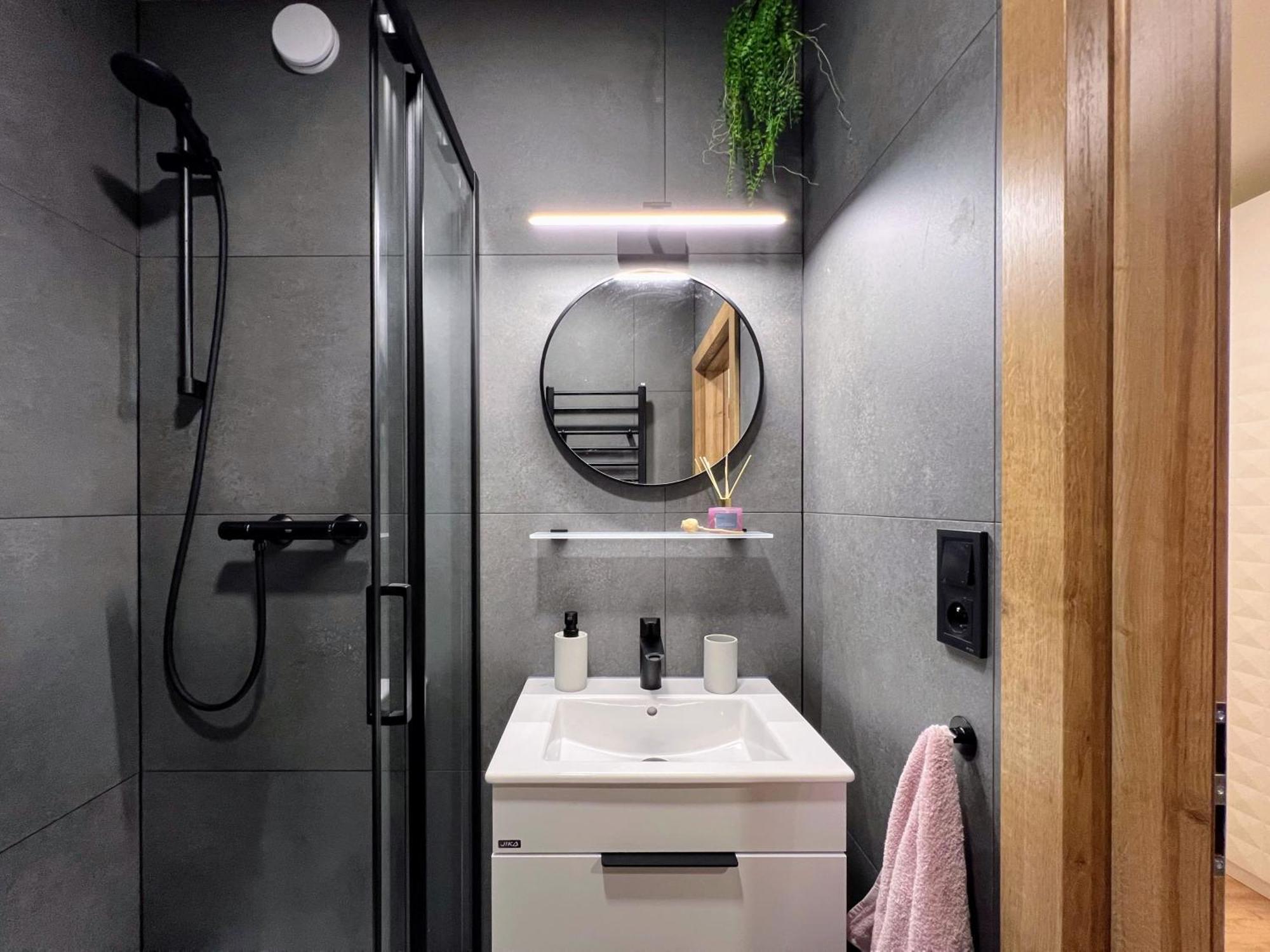 Apartment Jana's Wow Apt, 3 Room, Free Parking, 15'airpt, 25'city Prag