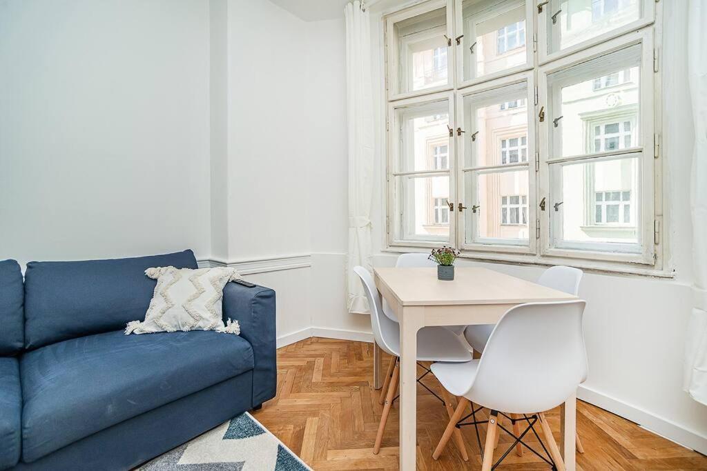 Cozy In Hipster Area Apartment