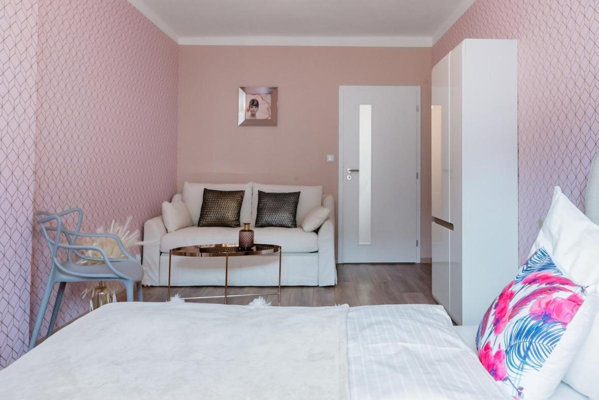 Pastel Art Deco 3bdr Ruterra Lägenhet Prag