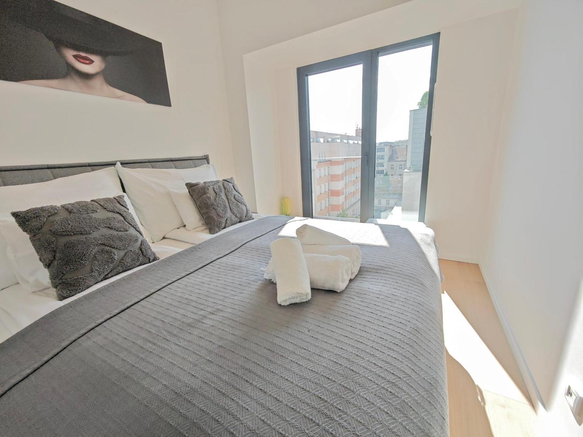 Apartment Holesovice Retreat, Balcony, Air-con And Secure Parking Prag
