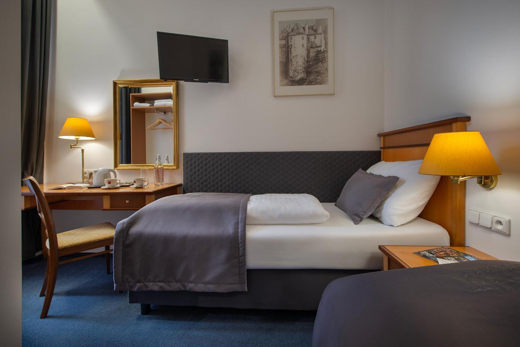 Season Three Stars Hotell