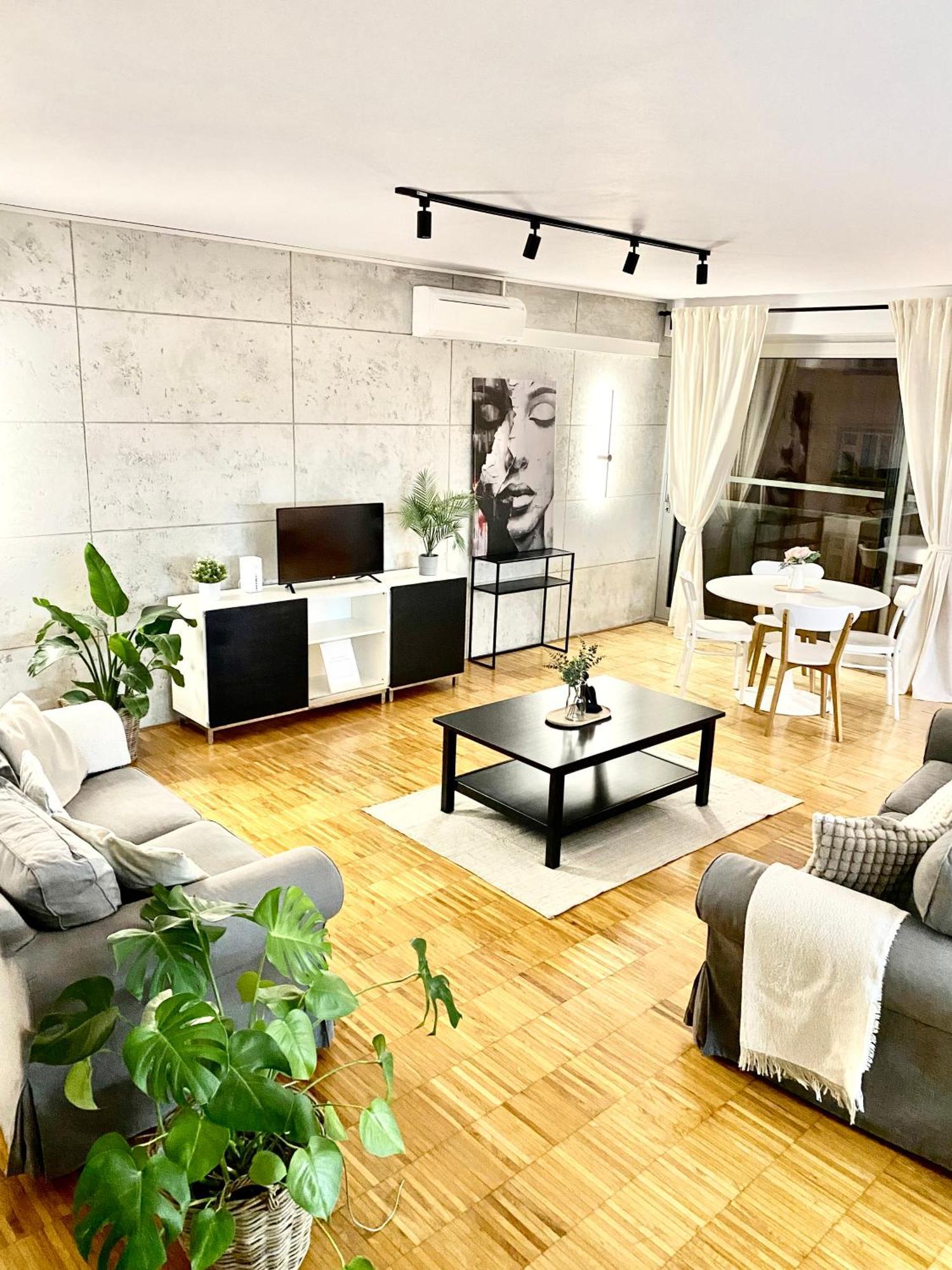 Apartment Spacious Near Center With Balcony And Garage Parking Prague