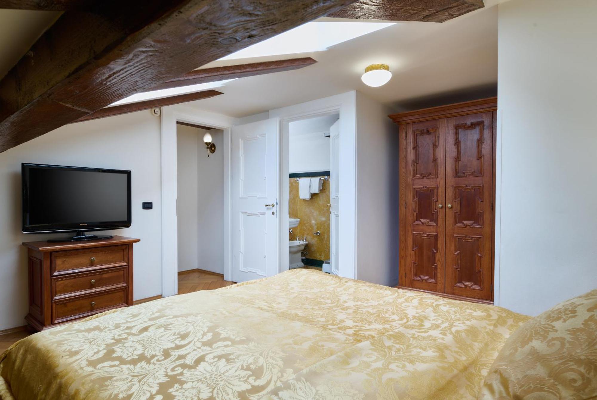 Charles Bridge Palace Hotell Prag