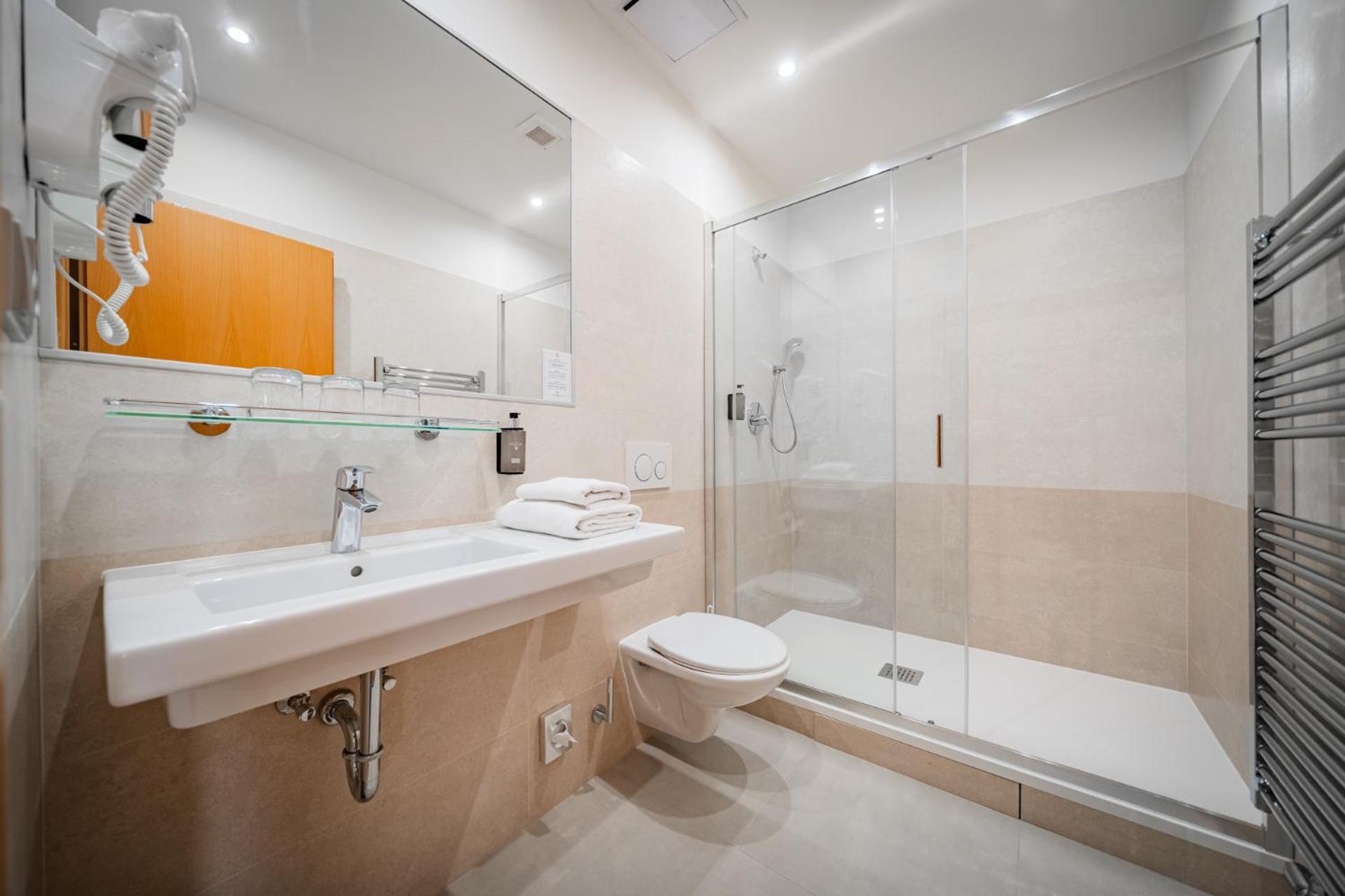 Atos Hotell 3*