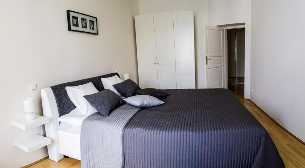 Modern Riegrovy Sady Apartment Prague