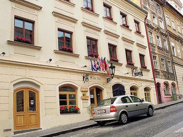 Little Quarter Hostel *