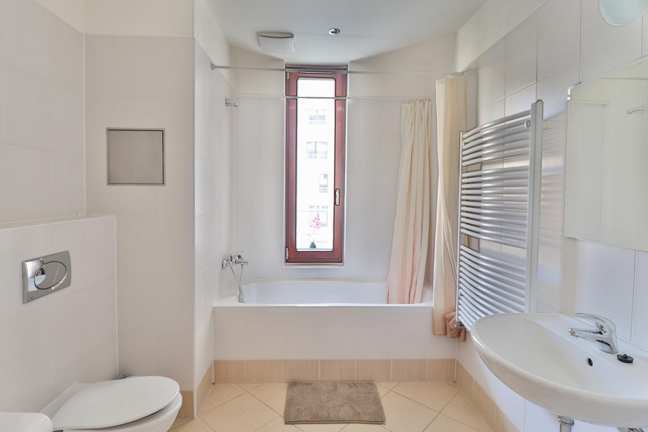 Bright Spacious Apartment *