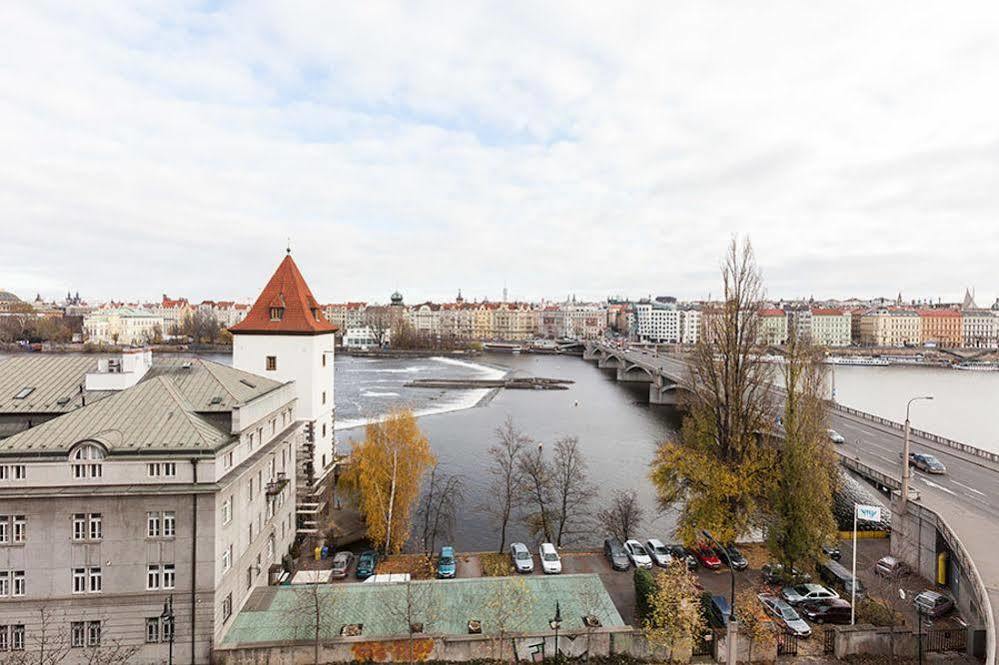 Riverview Apartment *