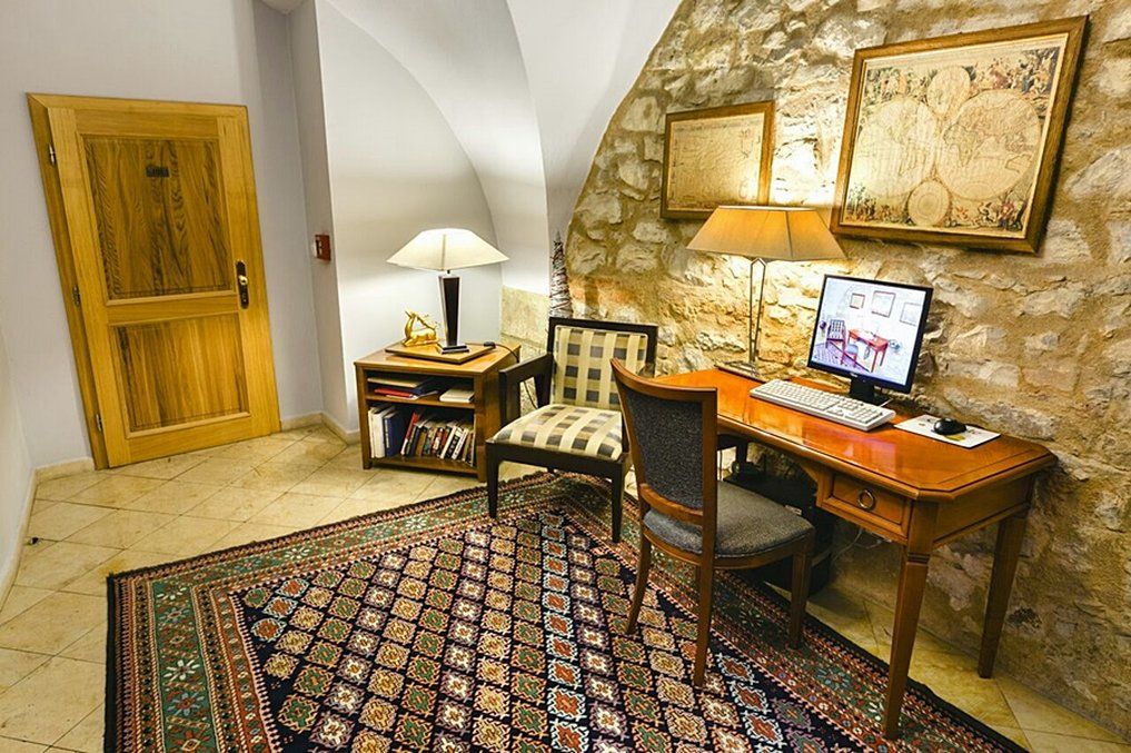 The Golden Wheel Hotell