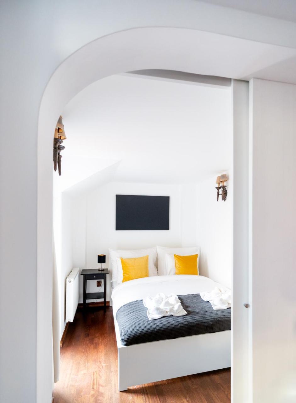 5br 2bath Masarykovo Nabrezi Apartment