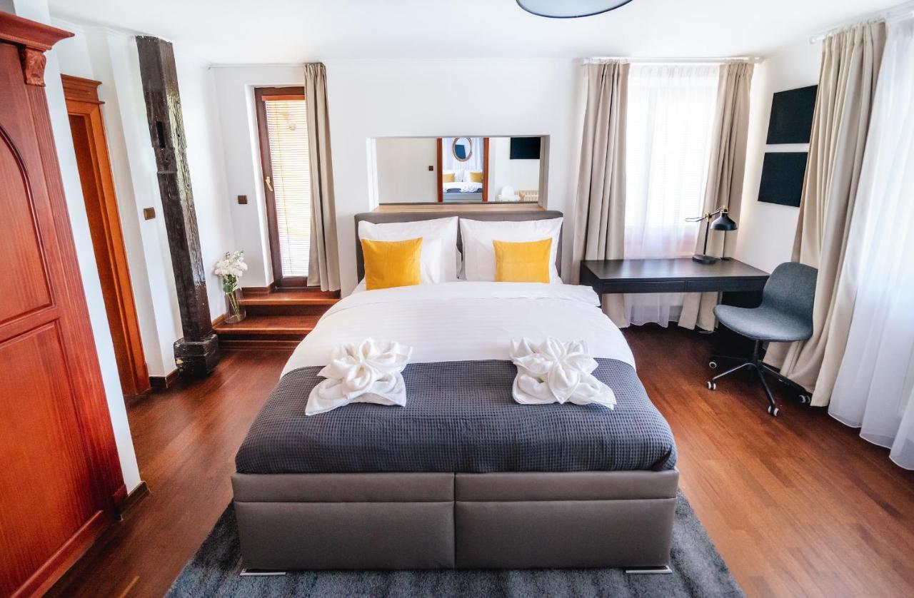 5br 2bath Masarykovo Nabrezi Apartment *
