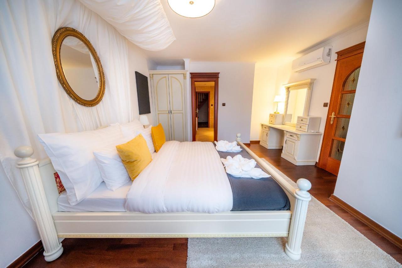 5br 2bath Masarykovo Nabrezi Apartment *