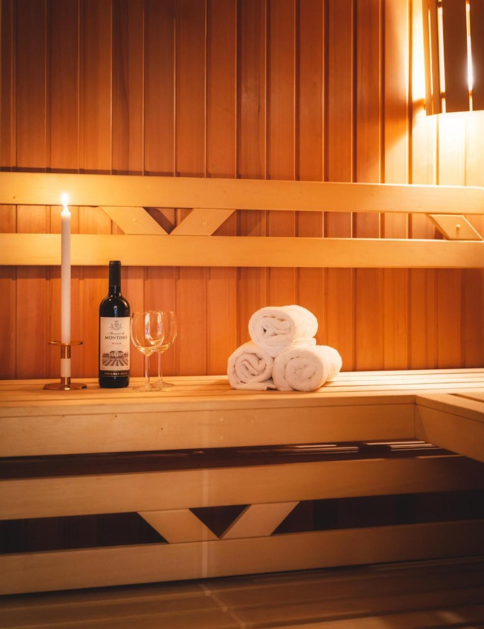 5br 2bath Masarykovo Nabrezi * Prague