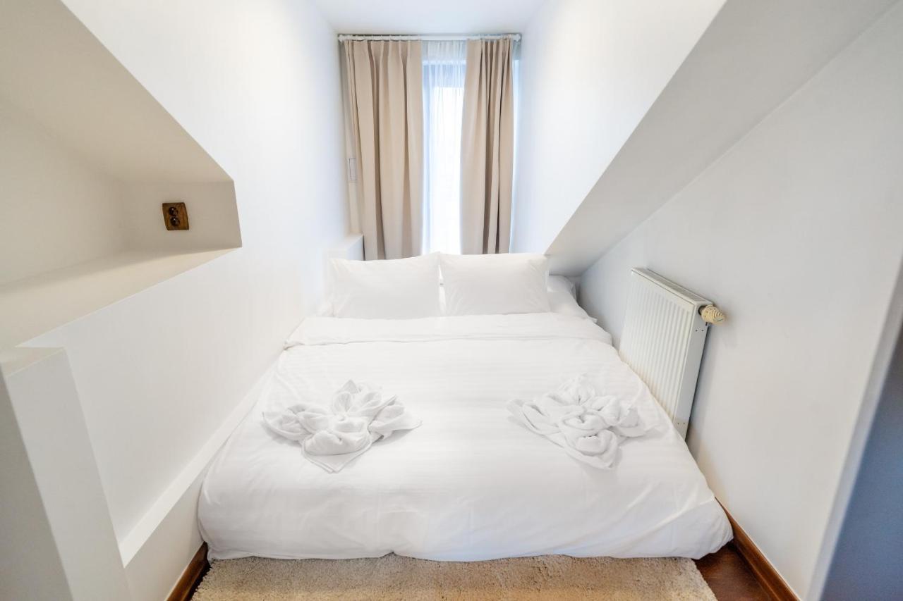 5br 2bath Masarykovo Nabrezi Apartment