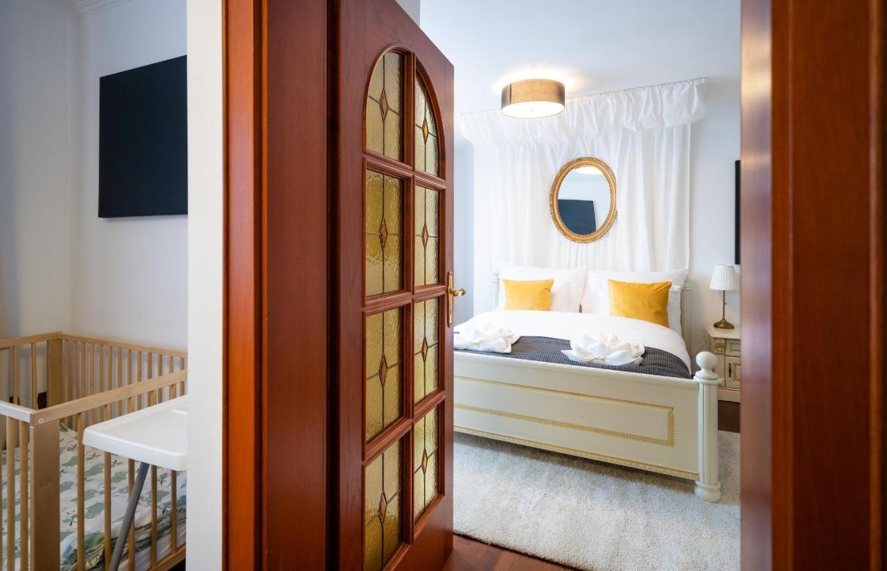 5br 2bath Masarykovo Nabrezi Apartment