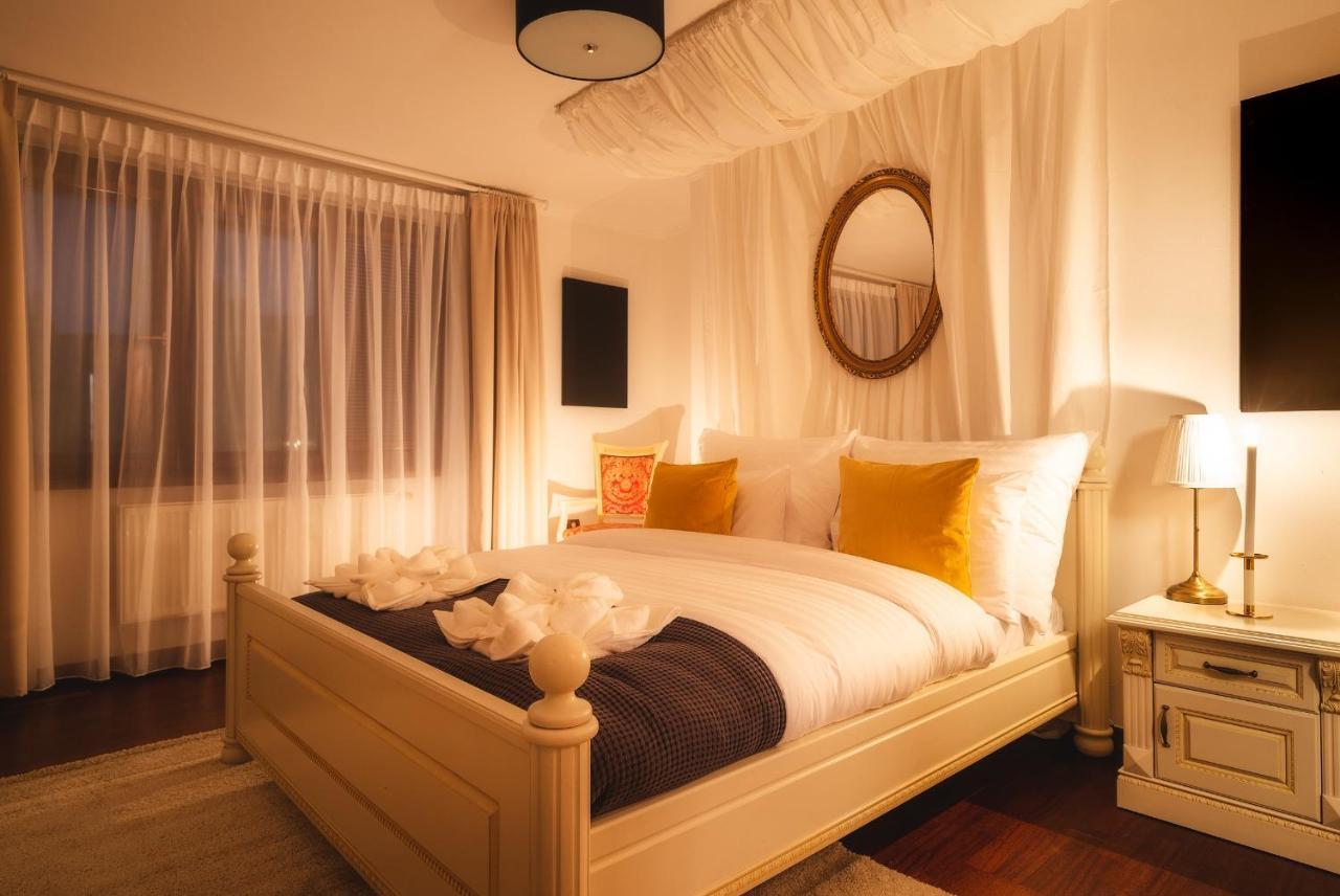 5br 2bath Masarykovo Nabrezi Apartment *