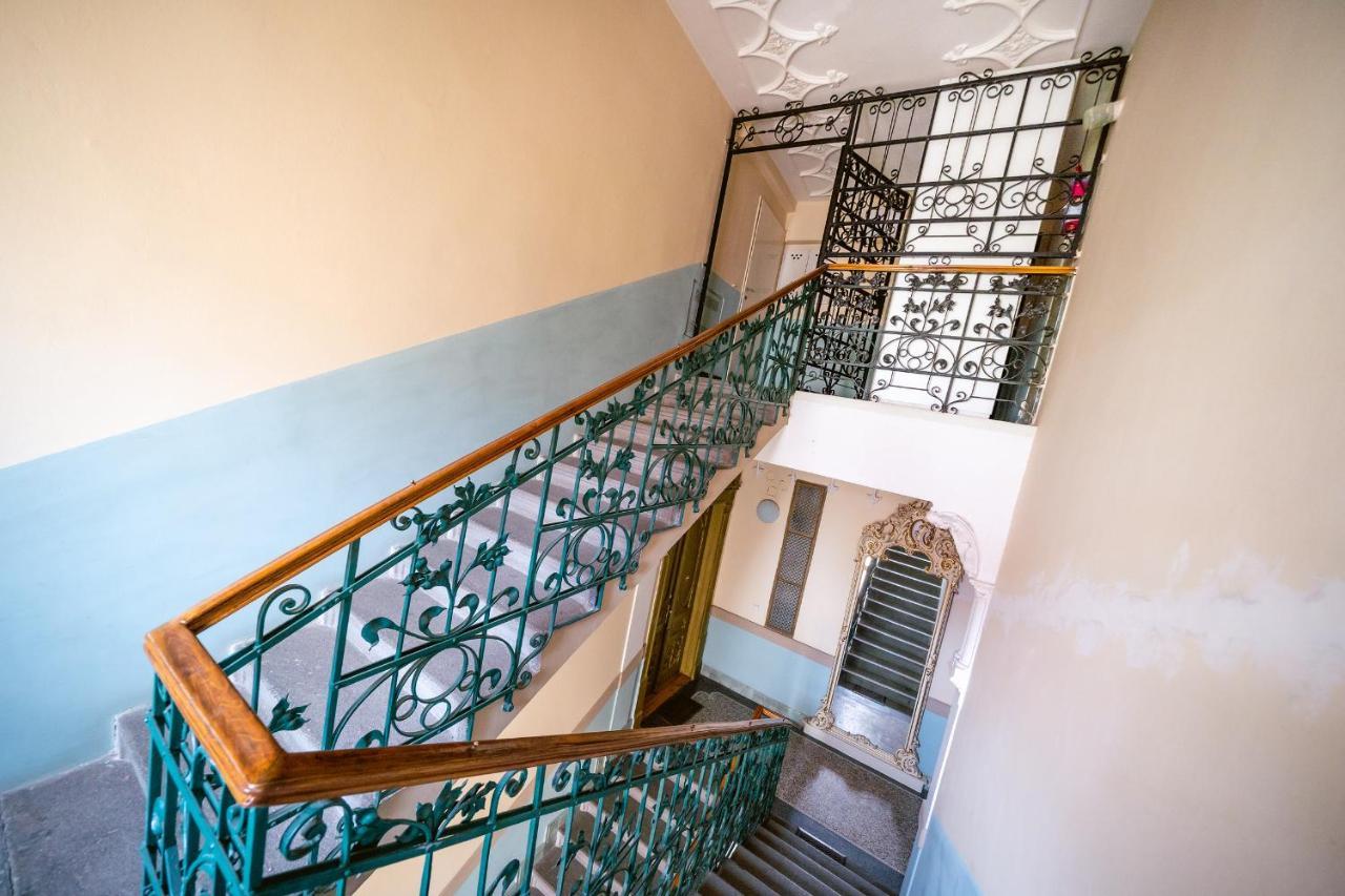 Apartment 5br 2bath Masarykovo Nabrezi