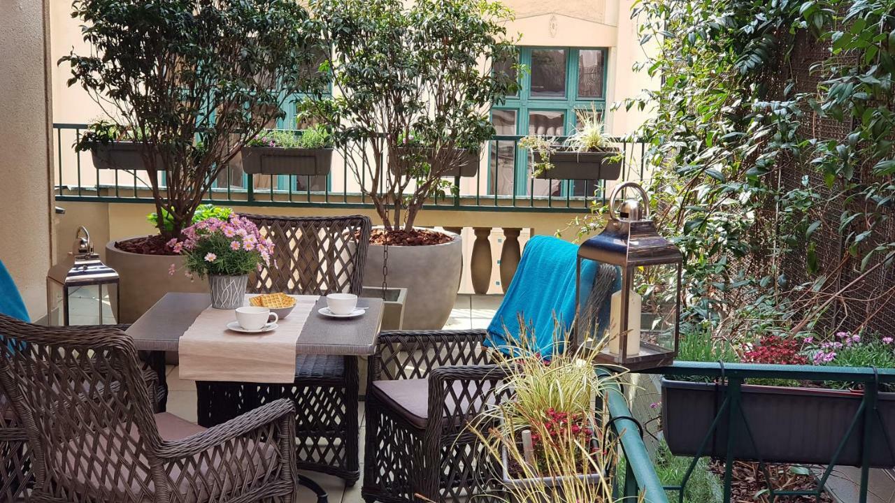 Lägenhet Pragueone Apartment,a/c,terrace