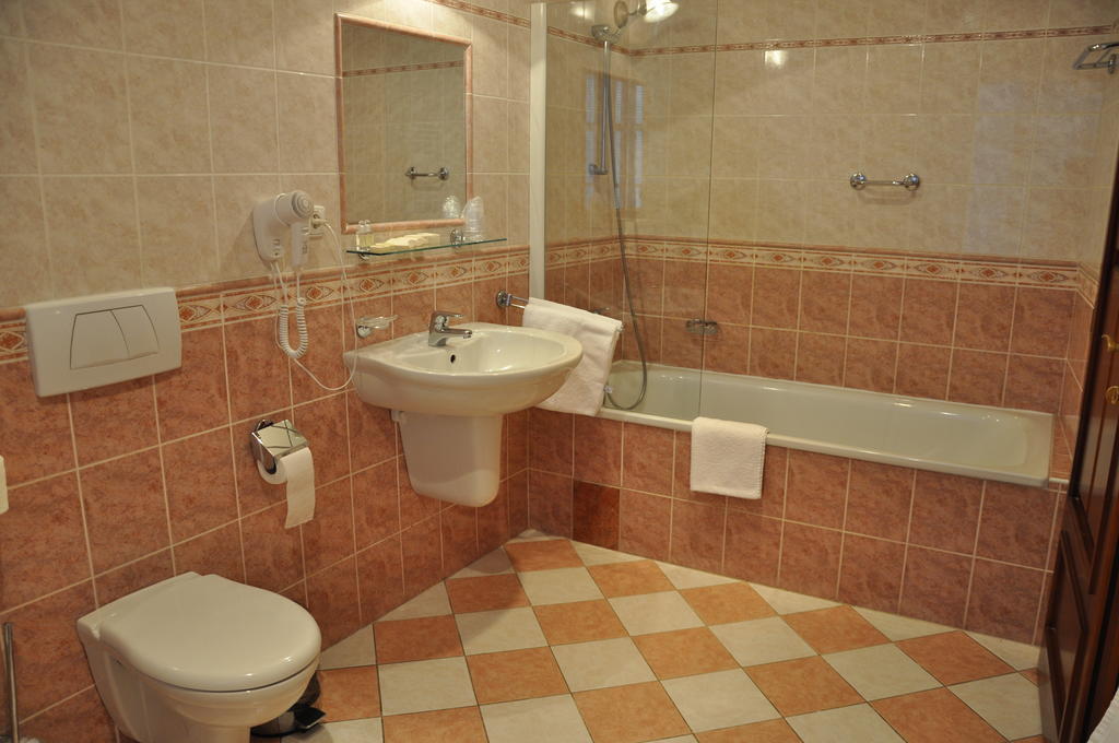 Cerny Slon Hotell