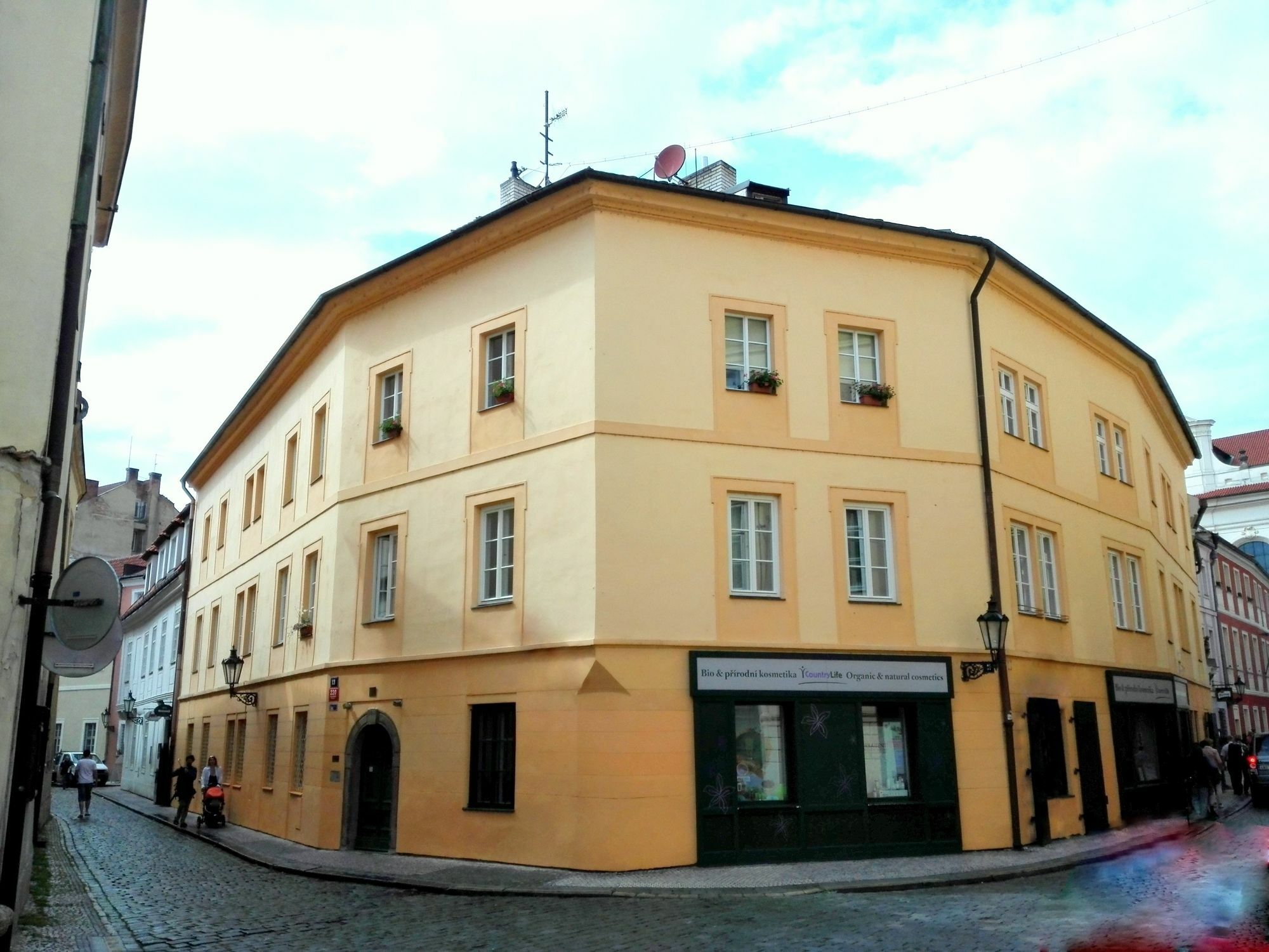 Gigantic Boho Chic 3 Bedroom 3 Bathroom Loft With Hanging Chair * Prag