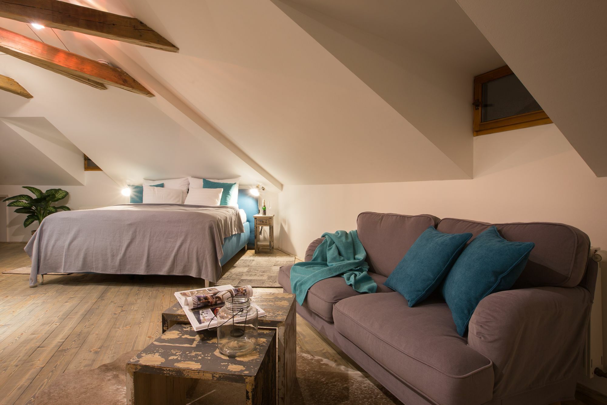 Gigantic Boho Chic 3 Bedroom 3 Bathroom Loft With Hanging Chair Lejlighed